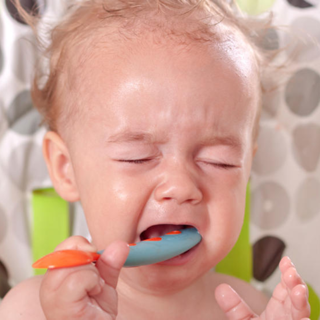 Criança feliz comendo